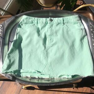 🔥Retro 90’s/Aught Y2K raw hem asymmetric cut pale green denim mini skirt 💕